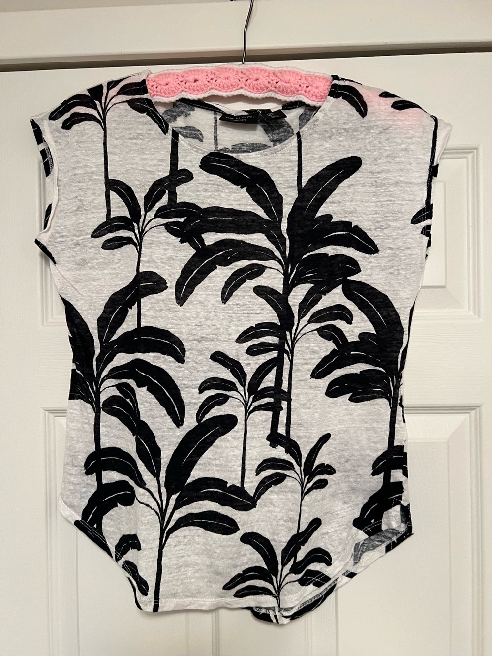 Tahari Black and White Palm-Print Sleeveless Tank